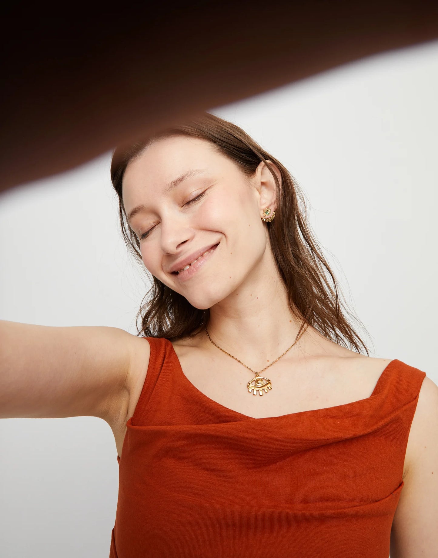 Short Pendant Chain Necklace With Small Eye - Gold