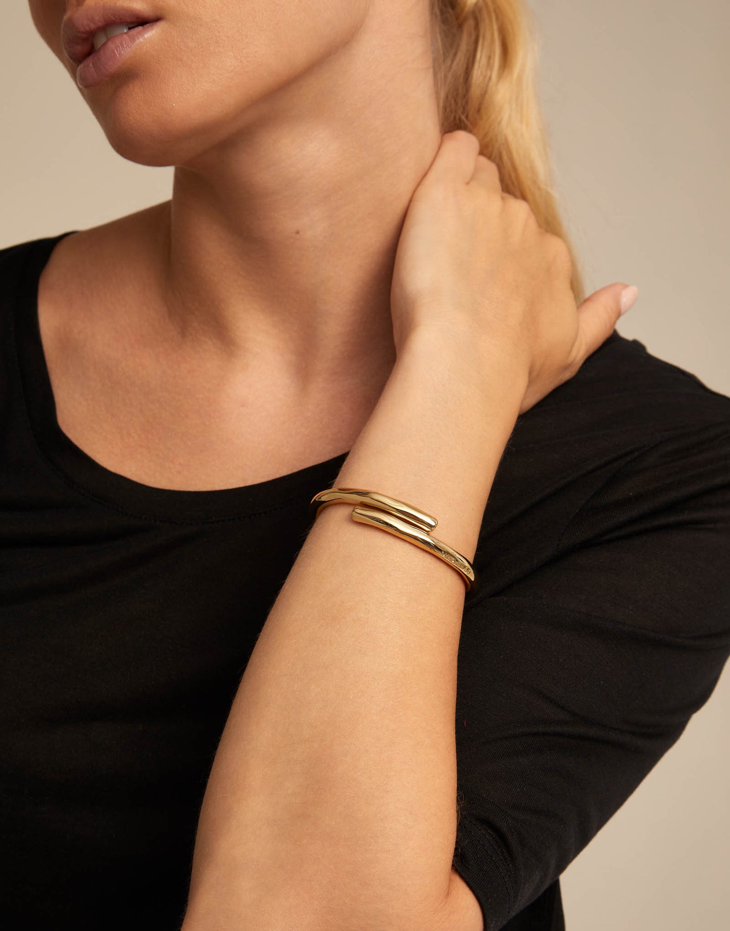 Tubular Shaped Bangle Bracelet - Gold