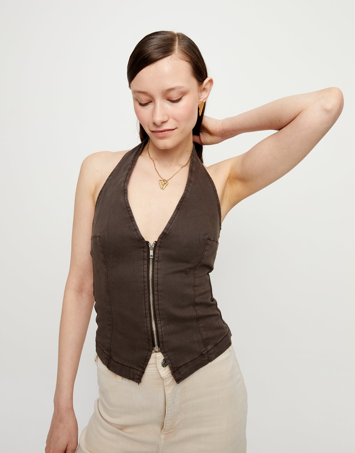 Short Necklace With Wing Detail - Gold